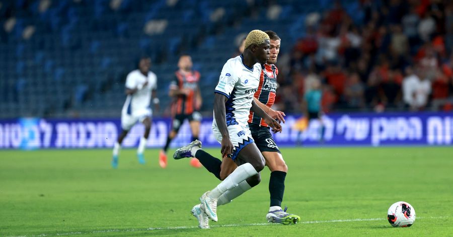 Ivan Kričak (Hapoel Haifa) challenges for the ball