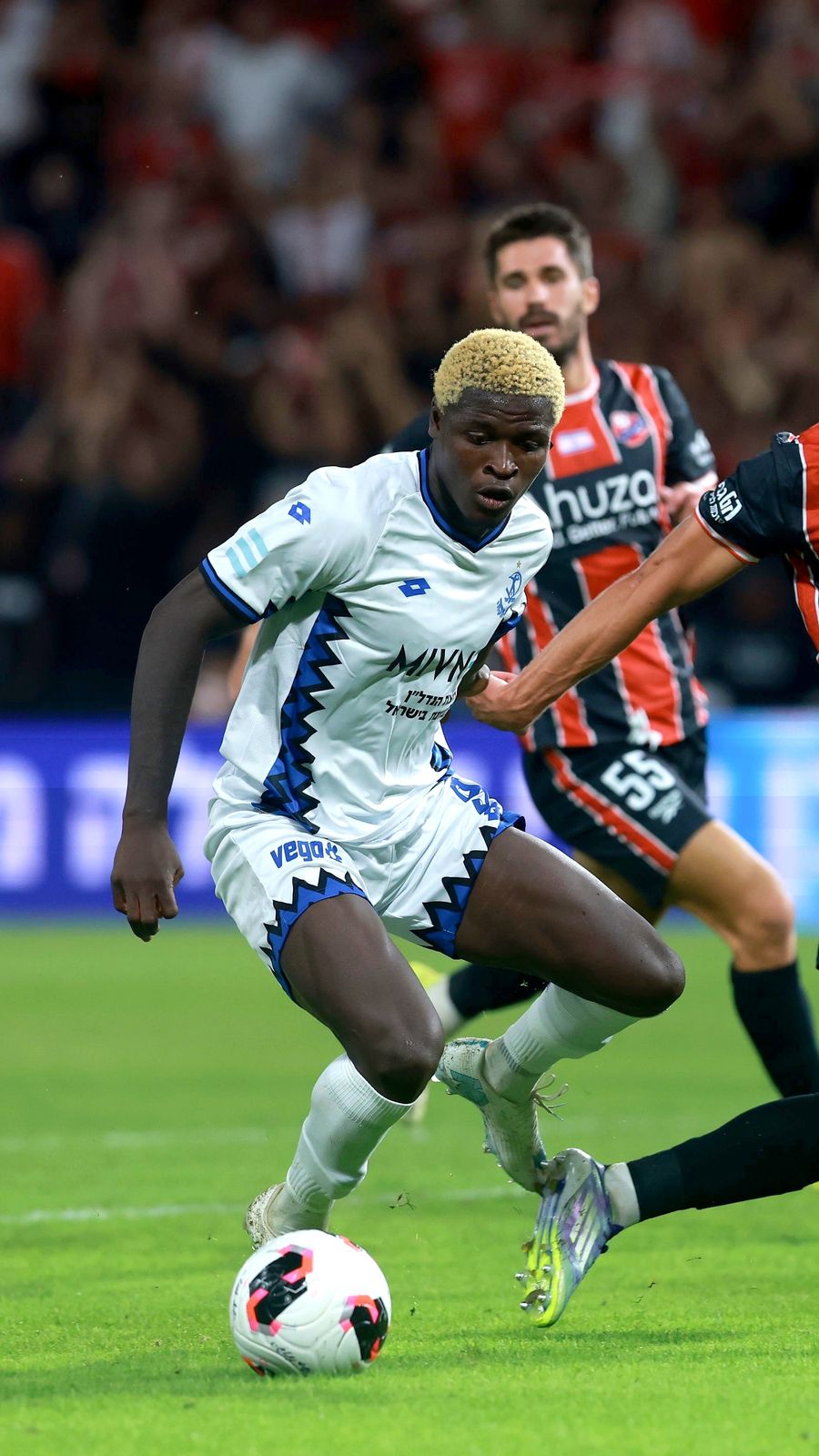 Yves Erick Bile (Hapoel Petah Tikva) dribbles the ball past an opponent