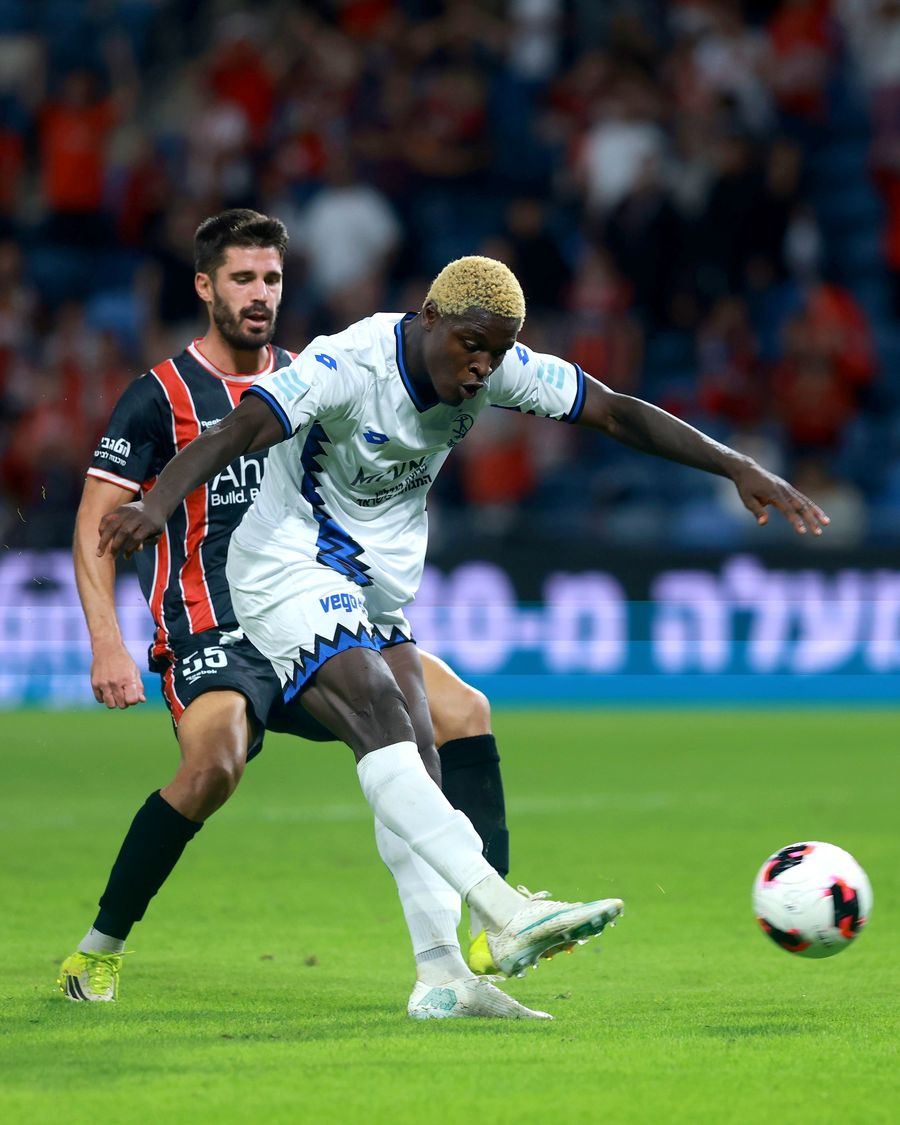 Yves Erick Bile (Hapoel Petah Tikva) sprints towards the ball