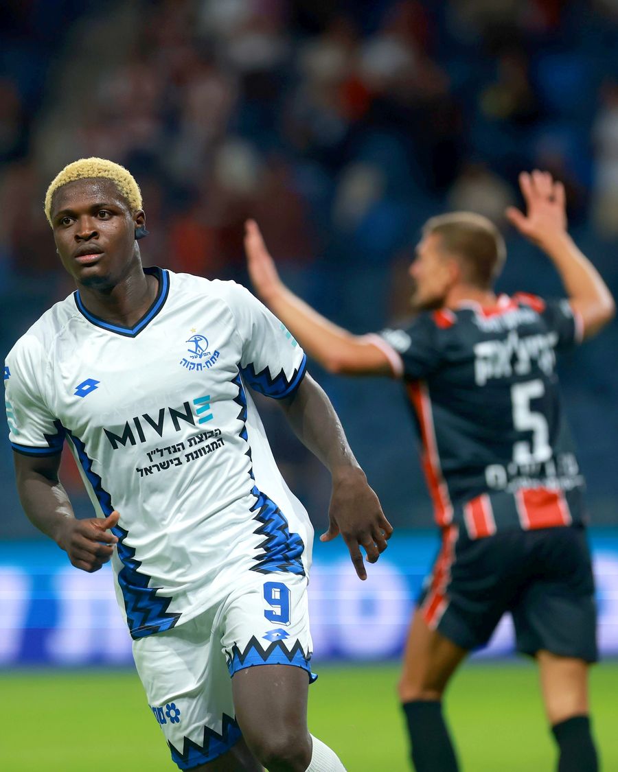 Yves Erick Bile (#9, Hapoel Petah Tikva) runs towards the ball