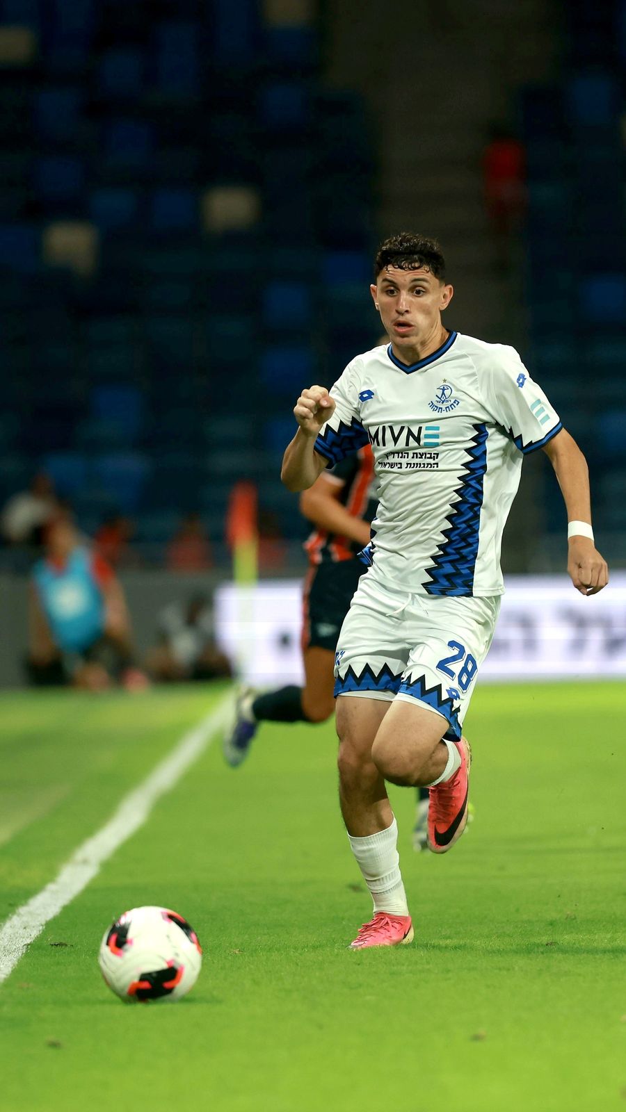 Noam Cohen (#28, Hapoel Petah Tikva) runs with the ball