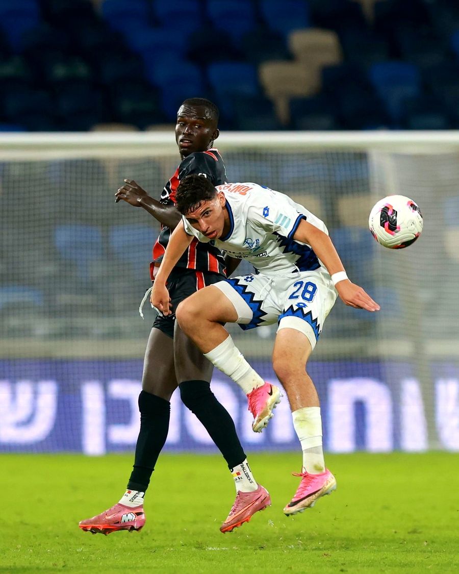 Noam Cohen (#28, Hapoel Petah Tikva) competes for an aerial ball