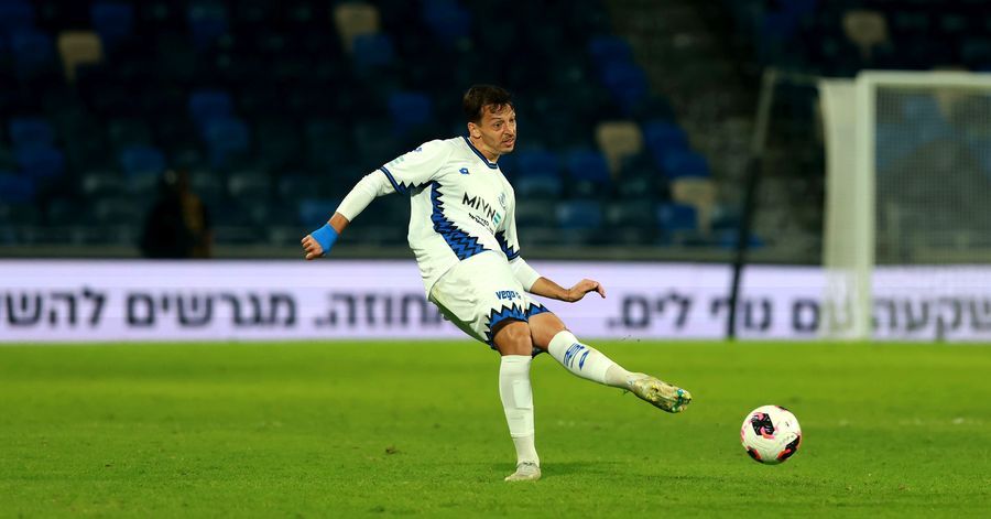 Guy Badash (Hapoel Petah Tikva) strikes the ball with his right foot