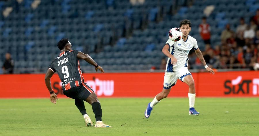 Diego Arroyo (Hapoel Petah Tikva) heads the ball