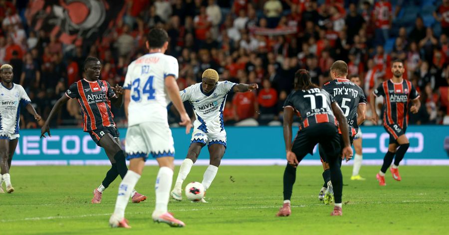 Cheick Keita (Hapoel Haifa) strikes the ball
